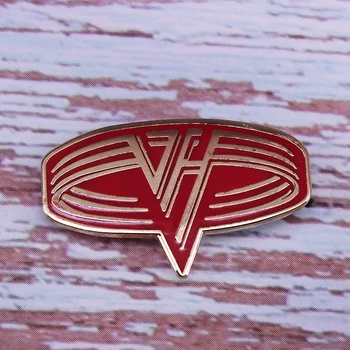 На жени с логото на групата Van Halen На ревера За феновете на хард рок.