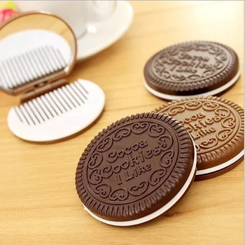Хубаво огледало за грим дизайн на дрехи във формата на шоколадови бисквити с 1 Набор от Гребени